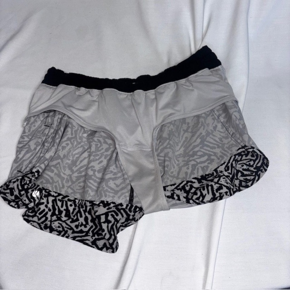 Lululemon Tracker Short V Black White Animal Print Running Shorts Size 10 - Picture 5 of 5